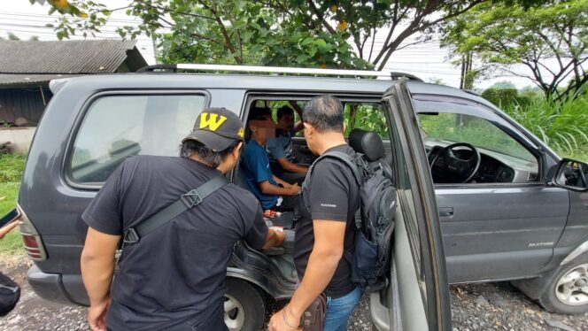 
					Terduga pencuri mobil pikap saat diamankan polisi.