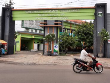 BANTAH: RSUD Waluyo Jati Kraksaan, Kabupaten Probolinggo, membantah tudingan keluarga pasien merasa dipersulit saat meminta surat rujukan. (foto: Ali Ya'lu)

