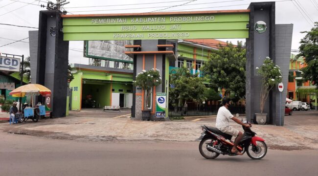 BANTAH: RSUD Waluyo Jati Kraksaan, Kabupaten Probolinggo, membantah tudingan keluarga pasien merasa dipersulit saat meminta surat rujukan. (foto: Ali Ya'lu)

