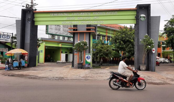 
					BANTAH: RSUD Waluyo Jati Kraksaan, Kabupaten Probolinggo, membantah tudingan keluarga pasien merasa dipersulit saat meminta surat rujukan. (foto: Ali Ya'lu)

