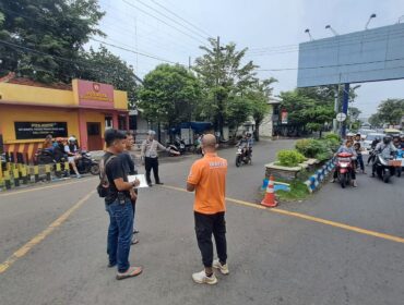 SELIDIKI: Anggota Polres Probolinggo Kota melakukan olah TKP di lokasi kecelakaan KA yang tewaskan seorang pengendara motor. (foto: istimewa)