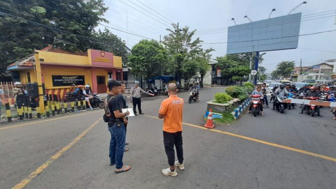 
					SELIDIKI: Anggota Polres Probolinggo Kota melakukan olah TKP di lokasi kecelakaan KA yang tewaskan seorang pengendara motor. (foto: istimewa)