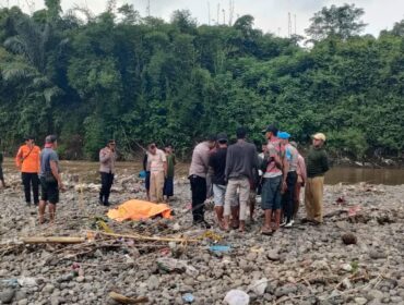 TEMU MAYAT: Mayat perempuan di Sungai Bedadung Jember sebelum dievakuasi. (foto: tangkapan layar video) 