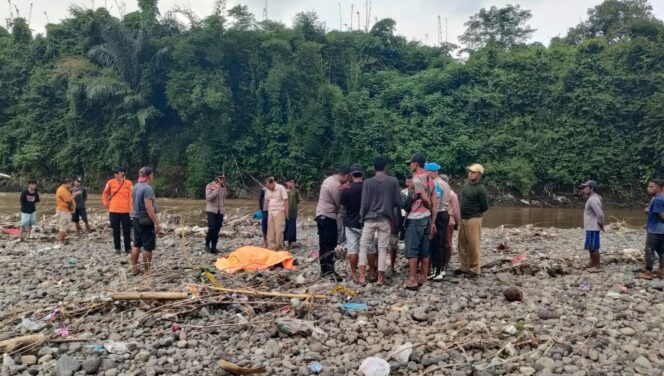 
					TEMU MAYAT: Mayat perempuan di Sungai Bedadung Jember sebelum dievakuasi. (foto: tangkapan layar video) 