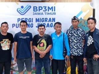 Akhmad (tiga dari kiri) saat menjemput PMI asal Kabupaten Probolinggo, Hasan (dua dari kiri), di BP3MI Surabaya. (foto: istimewa)
