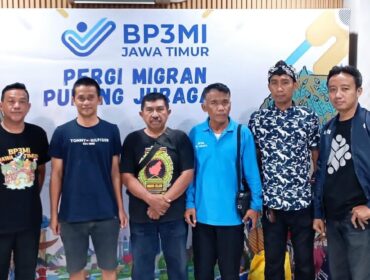 Akhmad (tiga dari kiri) saat menjemput PMI asal Kabupaten Probolinggo, Hasan (dua dari kiri), di BP3MI Surabaya. (foto: istimewa)
