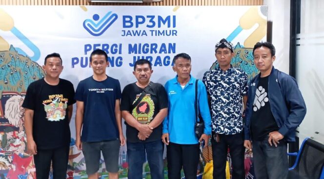 
					Akhmad (tiga dari kiri) saat menjemput PMI asal Kabupaten Probolinggo, Hasan (dua dari kiri), di BP3MI Surabaya. (foto: istimewa)
