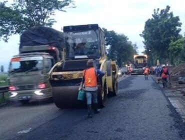 DIPERBAIKI: Perbaikan jalan di Rambipuji-Puger, Kabupaten Jember, ditargetkan rampung sebelum lebaran tahun 2025. (foto: M. Abd. Rozak Mubarok).