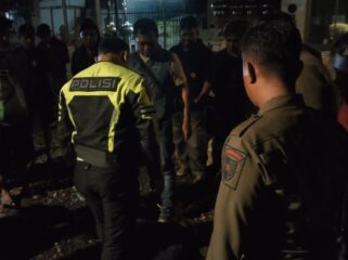 DIGAGALKAN: Detik-detik penyelamatan pemuda yang diduga hendak bunuh diri di perlintasan KA Jl. Panglima Sudirman, Kelurahan Jati, Mayangan, Kota Probolinggo. (foto: istimewa)