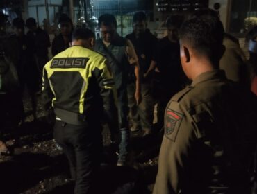 DIGAGALKAN: Detik-detik penyelamatan pemuda yang diduga hendak bunuh diri di perlintasan KA Jl. Panglima Sudirman, Kelurahan Jati, Mayangan, Kota Probolinggo. (foto: istimewa)