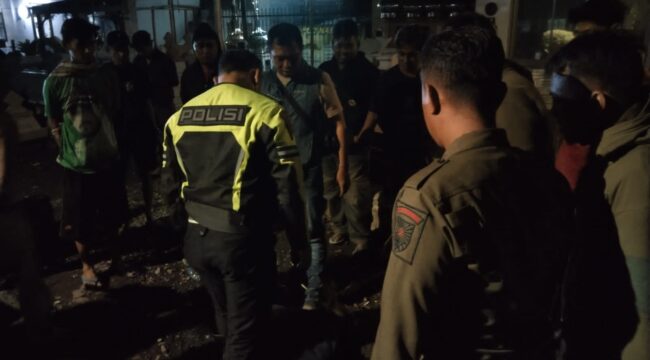 DIGAGALKAN: Detik-detik penyelamatan pemuda yang diduga hendak bunuh diri di perlintasan KA Jl. Panglima Sudirman, Kelurahan Jati, Mayangan, Kota Probolinggo. (foto: istimewa)