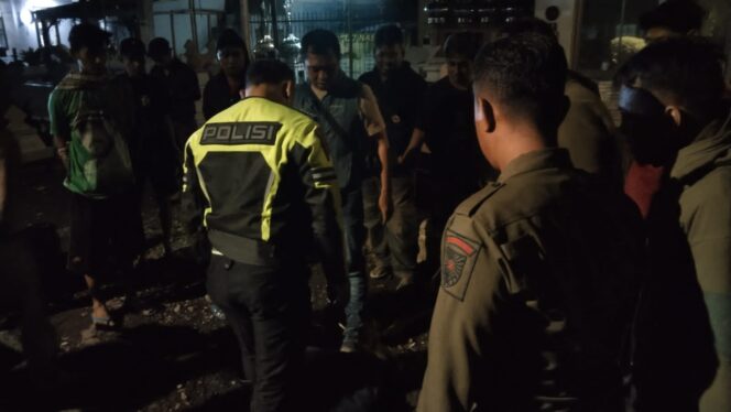 
					DIGAGALKAN: Detik-detik penyelamatan pemuda yang diduga hendak bunuh diri di perlintasan KA Jl. Panglima Sudirman, Kelurahan Jati, Mayangan, Kota Probolinggo. (foto: istimewa)