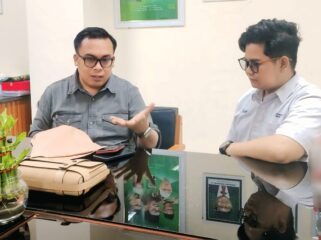 CARI SOLUSI: Ketua Panja Pupuk DPRD Kab. Probolinggo, Muchlis (kiri) saat bertemu dengan perwakilan Pupuk Indonesia (PI) untuk membahas carut-marut distribusi pupuk di wilayah setempat. (foto: Ali Ya'lu)