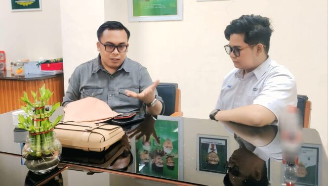 
					CARI SOLUSI: Ketua Panja Pupuk DPRD Kab. Probolinggo, Muchlis (kiri) saat bertemu dengan perwakilan Pupuk Indonesia (PI) untuk membahas carut-marut distribusi pupuk di wilayah setempat. (foto: Ali Ya'lu)