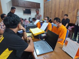 DITANGKAP: Tiga pelaku curanmor saat dimintai keterangan oleh penyidik Satreskrim Polres Probolinggo Kota. (foto: Hafiz Rozani).