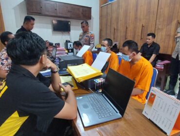 DITANGKAP: Tiga pelaku curanmor saat dimintai keterangan oleh penyidik Satreskrim Polres Probolinggo Kota. (foto: Hafiz Rozani).