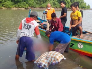 Polisi dan warga mengevakuasi korban dari sungai.