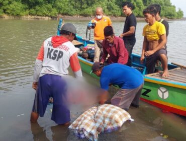 Polisi dan warga mengevakuasi korban dari sungai.