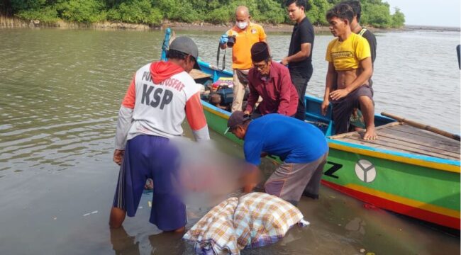 Polisi dan warga mengevakuasi korban dari sungai.