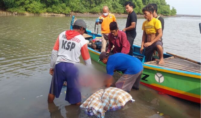 
					Polisi dan warga mengevakuasi korban dari sungai.