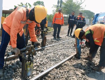 CEK KESELAMATAN: Para petugas KAI mengecek tingkat keamanan perlintasan sebidang di wilayah Daop 9 Jember (foto : Humas KAI Daop 9 Jember) 