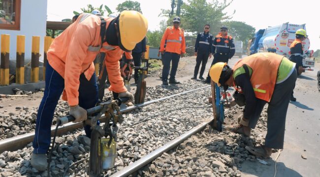 CEK KESELAMATAN: Para petugas KAI mengecek tingkat keamanan perlintasan sebidang di wilayah Daop 9 Jember (foto : Humas KAI Daop 9 Jember) 