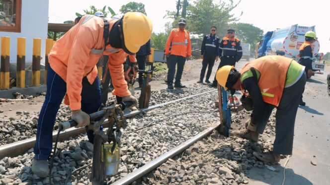 
					CEK KESELAMATAN: Para petugas KAI mengecek tingkat keamanan perlintasan sebidang di wilayah Daop 9 Jember (foto : Humas KAI Daop 9 Jember) 