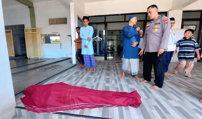 
					MENINGGAL: Takmir masjid dan polisi berada di dekat jenazah tukang becak yang meninggal dunia di Kota Probolinggo. (foto: Hafiz Rozani).