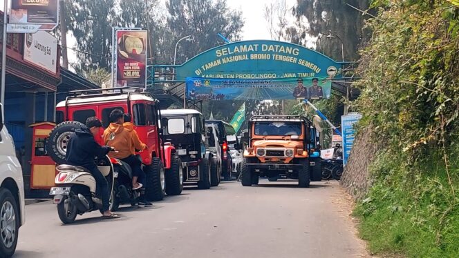 
					RAMAI: Suasana pintu masuk ke wisata Bromo via Pos Cemorolawang, Desa Ngadisari, Kecamatan Sukapura, Kabupaten Probolinggo. (foto: Hafiz Rozani).