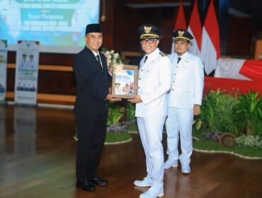 SERTIJAB: Pj Bupati Probolinggo, Ugas Irwanto, saat serah terima jabatan dengan Bupati Probolinggo, Gus Haris. (foto: Ali Ya'lu).
