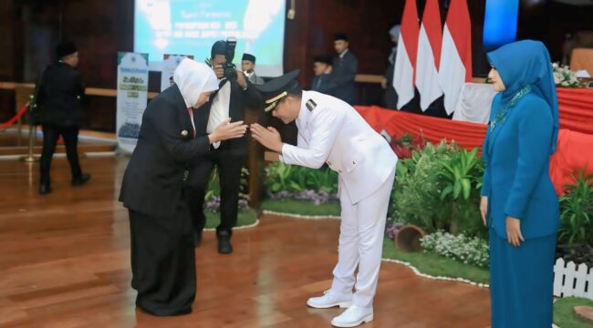 SINERGI: Gubernur Khofifah dan Bupato Gus Haris, bersalamam saat bertemu di kantor DPRD Kabupaten Probolinggo, Senin (3/3/25) pagi. (foto: Ali Ya'lu).
