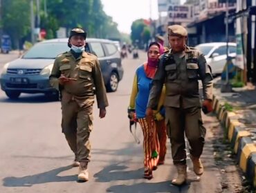 RAZIA: Satpol PP Kabupaten Jember saat menjaring seorang gepeng di jalanan, beberapa waktu lalu. (foto: IG satpolpp_jember). 
