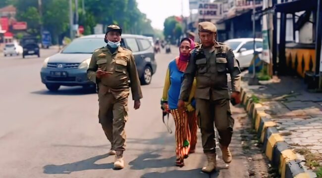 RAZIA: Satpol PP Kabupaten Jember saat menjaring seorang gepeng di jalanan, beberapa waktu lalu. (foto: IG satpolpp_jember). 
