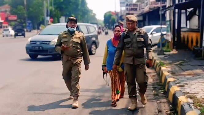 
					RAZIA: Satpol PP Kabupaten Jember saat menjaring seorang gepeng di jalanan, beberapa waktu lalu. (foto: IG satpolpp_jember). 
