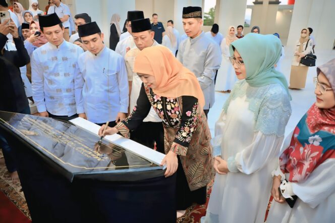 
					Gubernur Khofifah dan Walikota Adi Wibowo resmikan Masjid KHAS Krampyangan.