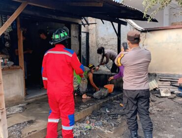 LUDES: Polisi dan petugas Damkar Kabupaten Probolinggo memeriksa kondisi warung pasca terbakar. (foto: istimewa)
