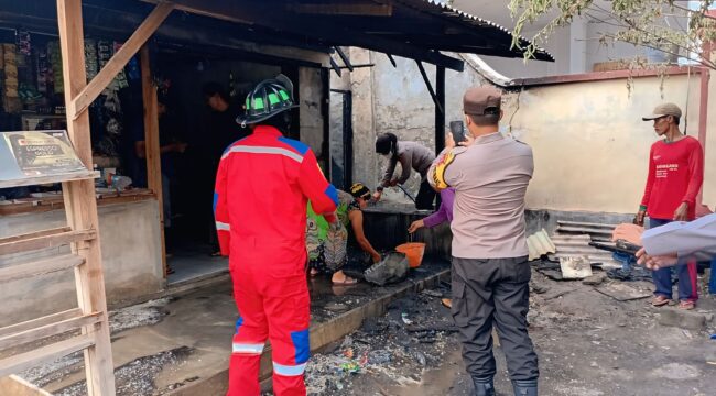 LUDES: Polisi dan petugas Damkar Kabupaten Probolinggo memeriksa kondisi warung pasca terbakar. (foto: istimewa)
