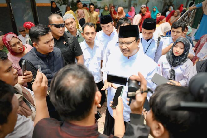 
					Mensos Saifullah Yusuf memberikan keterangan soal Sekolah Rakyat yang segera dibuka.