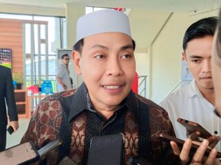 BERI NASEHAT: Ketua MUI Jatim, KH. Moh. Hasan Mutawakkil Alallah saat menghadiri serah terima jabatan Bupati Probolinggo di Gedung DPRD Kabupaten Probolinggo, Senin (3/3/25) kemarin. (foto: Ali Ya'lu).