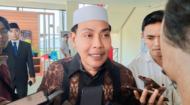 BERI NASEHAT: Ketua MUI Jatim, KH. Moh. Hasan Mutawakkil Alallah saat menghadiri serah terima jabatan Bupati Probolinggo di Gedung DPRD Kabupaten Probolinggo, Senin (3/3/25) kemarin. (foto: Ali Ya'lu).