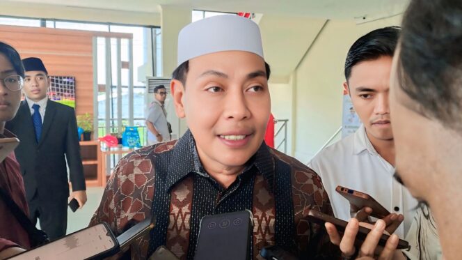 
					BERI NASEHAT: Ketua MUI Jatim, KH. Moh. Hasan Mutawakkil Alallah saat menghadiri serah terima jabatan Bupati Probolinggo di Gedung DPRD Kabupaten Probolinggo, Senin (3/3/25) kemarin. (foto: Ali Ya'lu).