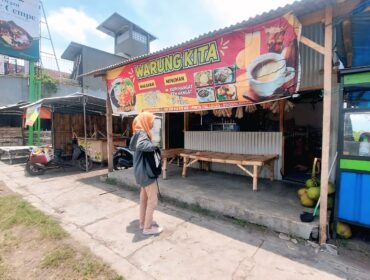 Warung milik Siti Romla.