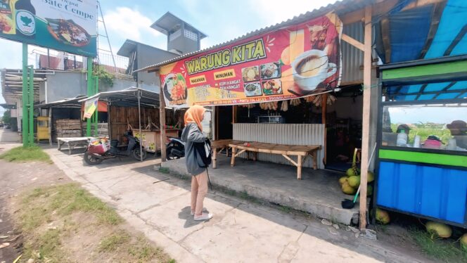 
					Warung milik Siti Romla.