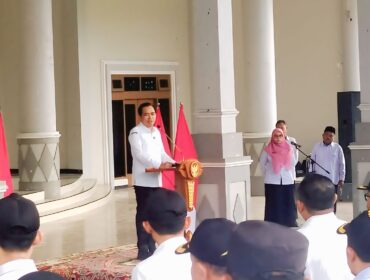 PIMPIN APEL: Bupati Jember, Gus Fawait, saat memimpin apel di Gedung Serba Guna Jember. (foto: M. Abd. Rozak Mubarok)
