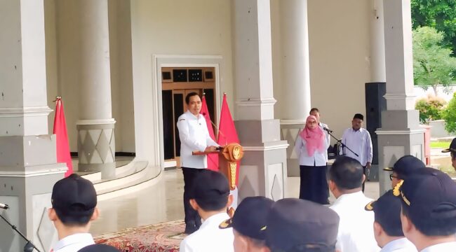 PIMPIN APEL: Bupati Jember, Gus Fawait, saat memimpin apel di Gedung Serba Guna Jember. (foto: M. Abd. Rozak Mubarok)
