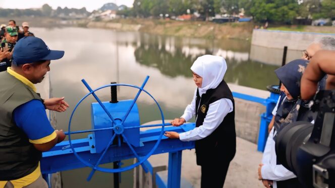 
					Gubernur Jatim Khofifah Indar Parawansa saat melihat bangunan Dam Boreng.