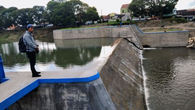 
					Saluran irigasi Dam Boreng Lumajang.