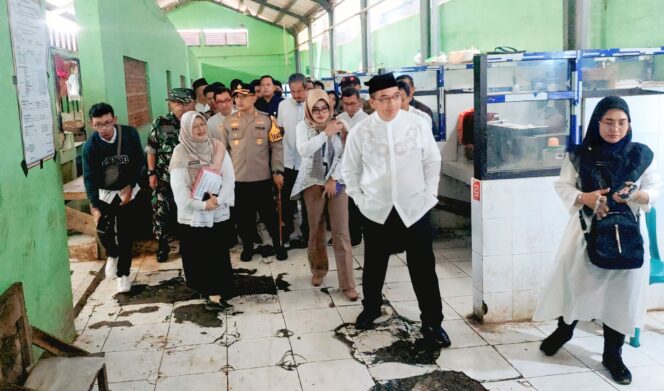 
					SIDAK: Wali Kota Probolinggo (berkopiah hitam, tengah) dan tim TPID saat sidak di Pasar Baru, Jum'at (7/3/25) pagi. (foto: Hafiz Rozani).