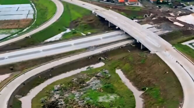 
					Penampakan proyek Tol Probolinggo - Banyuwangi (Probowangi) Paket II dari atas. (foto: istimewa)