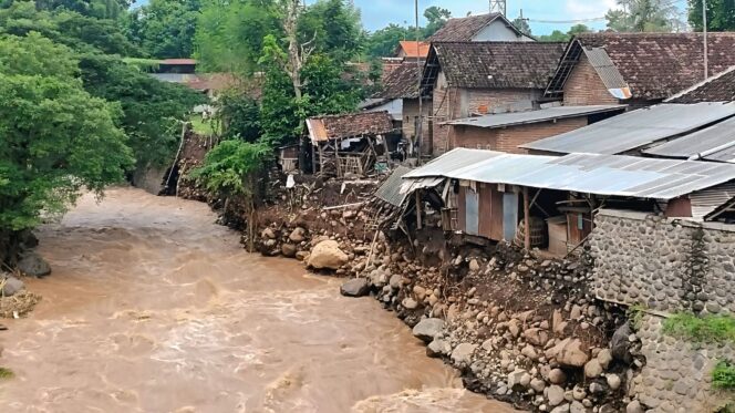 
					RAWAN: Aliran Sungai Rondoningo di Kabupaten Probolinggo kerap meluap dan menyebabkan banjir bandang. (foto: dokumen)